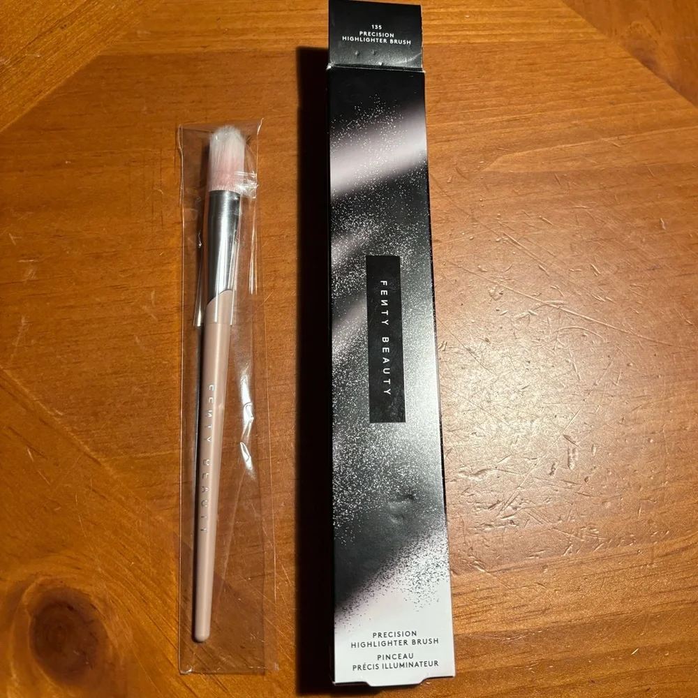 Fenty Beauty Highlighter Brush 135